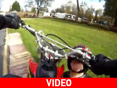 Έπεσε από μοτοσικλέτα και μάγκωσε… το κεφάλι του στο τιμόνι